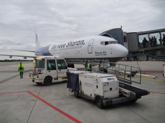ein Flugzeug wird bestiegen zum Abflug