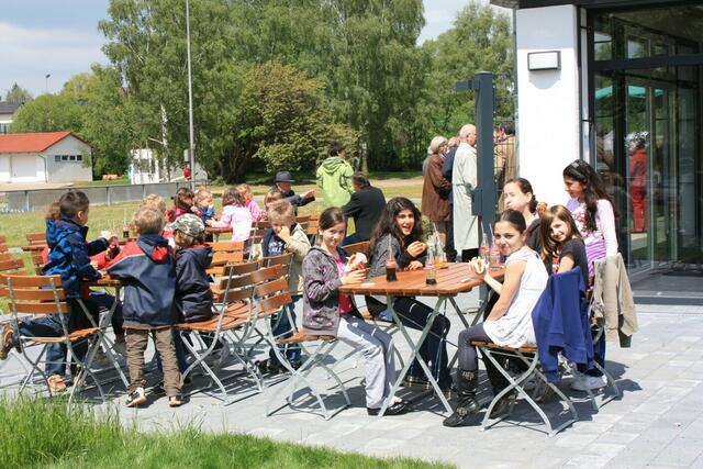 Die Premierengäste werden im Herrenwaldstadion bewirtet