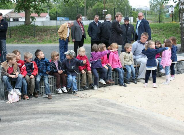 Die Spielplatzplaner vom Kindergarten Süd warten auf die Freigabe der Spiellandschaft "Piratennest" im Heinz-Lang-Park (17.05.2010)