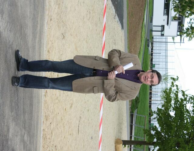 Markus Hirth (Projektbüro Soziale Stadt) bei der Einweihung des Abenteuerspielplatzes "Piratennest" im Heinz-Lang-Park in Stadtallendorf (17.05.2010)
