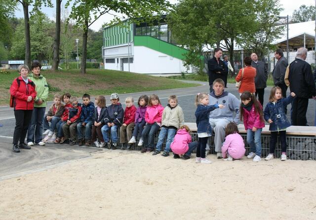 Die Vorschulkinder vom Kindergarten Süd warten auf die Freigabe der Spiellandschaft "Piratennest" (17.05.2010)