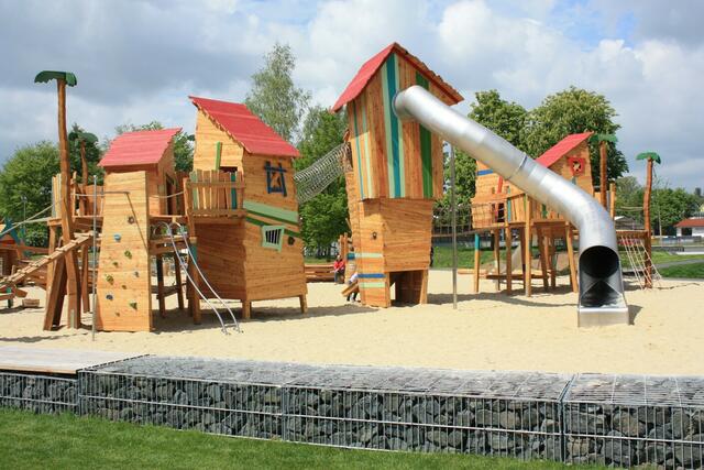 Die ungewöhnliche und aufwendig gestaltete Spiellandschaft "Piratennest" im Heinz-Lang-Park in Stadtallendorf ist ein Unikat (2010)