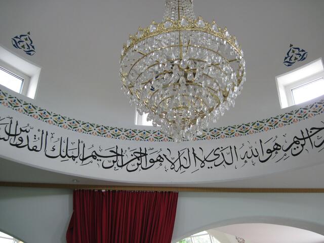 Schriften aus dem Koran und 99 gute Namen verzieren die Decke