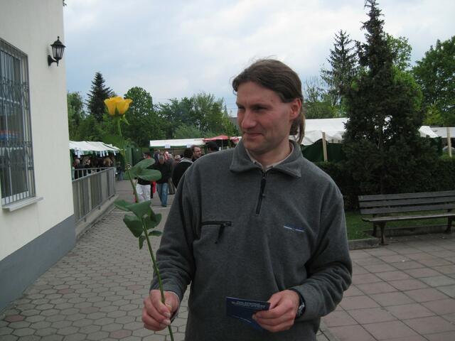 Jede Besucherin erhielt eine Rose ;-)
