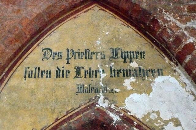 Spruch über der Sakristeitür (Des Priesters Lippen sollen die Lehre bewahren, Maleachi 2,7