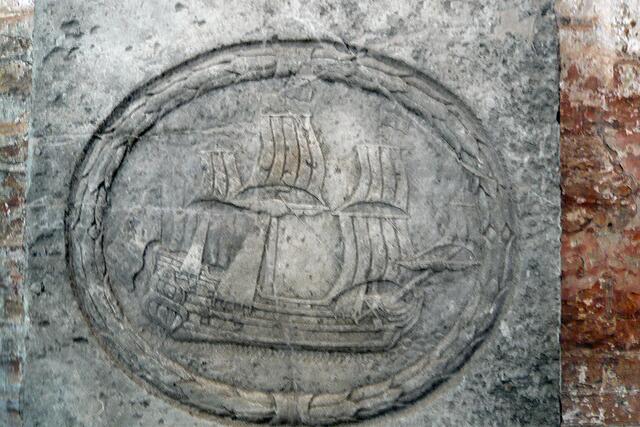 Detail einer Grabplatte, Abbildung eines Kraweel (Nachfolger der Hansekogge)