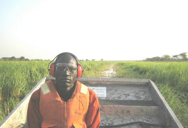 John setzt sich entgengesetzt der Fahrtrichtung.