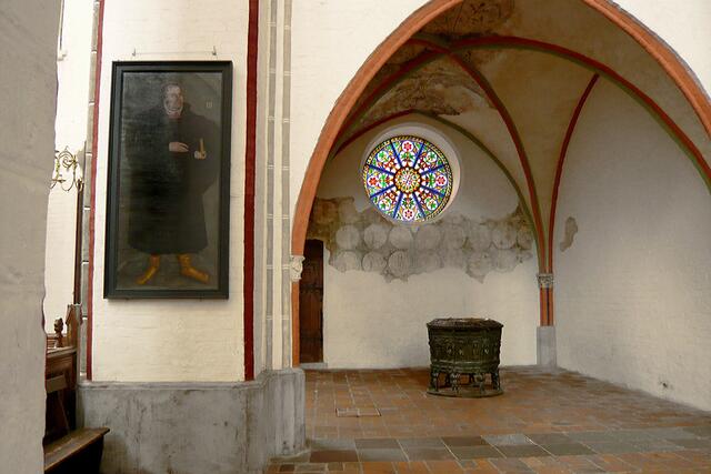 Nördliches Querseitenschiff mit der Mariä-Himmelfahrts-Kapelle, bronzenes Taufbecken um 1400, Reste mittelalterlicher Wandmalereien