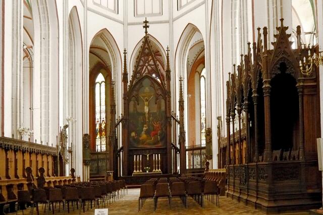 Chorraum mit neugotischem Altaraufbau aus dem Jahr 1844, Darstellung der Kreuzigung Christi von Gaston Lenthe