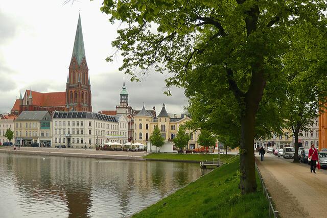 Blick vom Pfaffenteich auf den Dom, Errichtung des neugotischen Turms 1889 - 1892