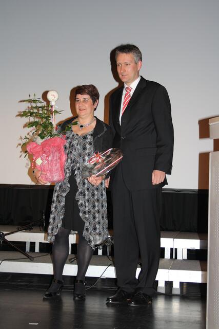 Zu 10 Jahren Städtepartnerschaft erhielt Pascale Semet, stellvertretend für die Gemeinde Cusset, von Bürgermeister Hansjörg Durz einen Rosenstock.