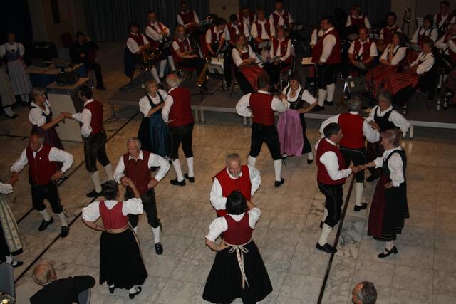 Der Volkstanzkreis bei seinem Auftritt in der Stadthalle.