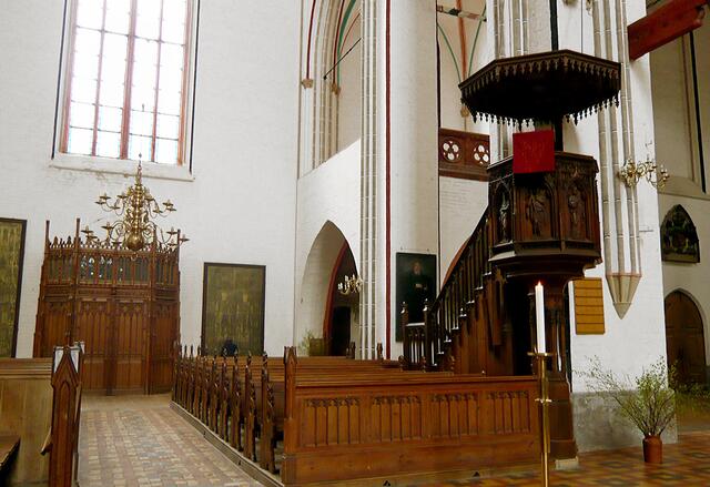 Blick auf Kanzel und nördliches Querseitenschiff