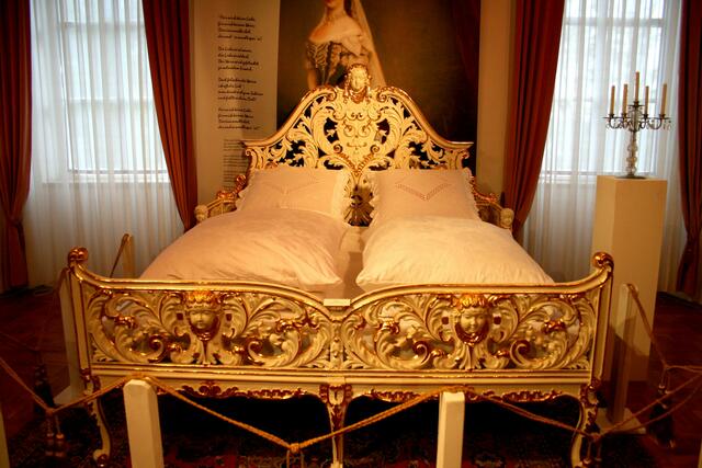 das Bett wurde eigens für die Silberne Hochzeit des Paares angefertigt