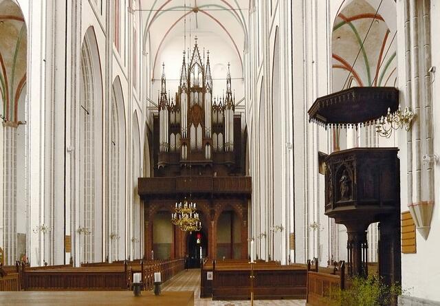 Orgel aus dem Jahr 1871, restauriert 1988, 84 Register, rund 5.000 Pfeifen