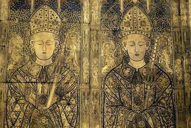 Nördliches Querseitenschiff mit handgestochenen Messinggrabplatten derer von Bülow, Abbildung der Bischöfe Gottfried (verstorben 1314) und Friedrich von Bülow (verst. 1375)