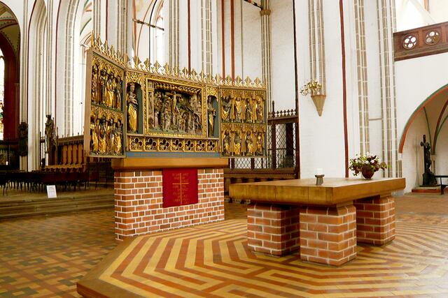 Kreuzaltar, spätgotischer Flügelaltar aus dem Jahr 1495, Szenen aus der Passion Christi, umrahmt von Maria mit dem Kind und Johannes (Evangelist)