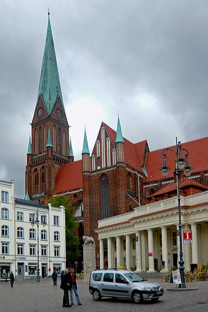 Mit 117,5 m überragt der Turm die Gebäude der Altstadt, Blick vom Markt auf den Dom