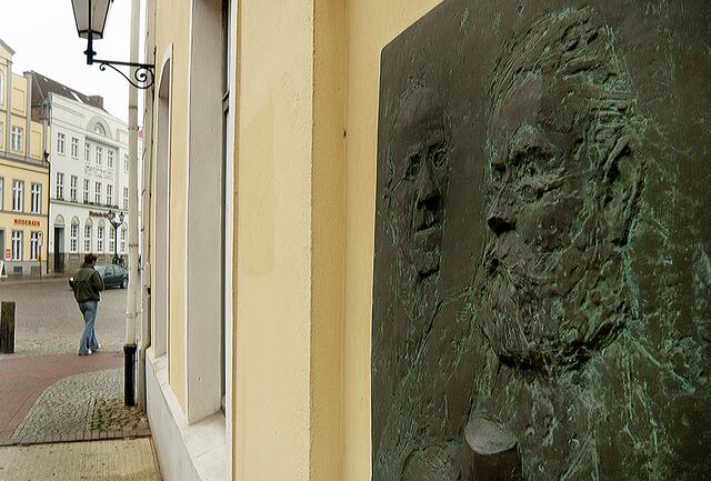 Reuter-HInstorff-Relief am Reuterhaus, Bronzetafel, erstellt 1990 durch den Künstler Rainer Kessel