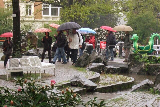 Auf dem Weg durch den Regen zur Seilbahn
