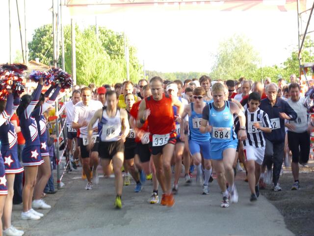 Die Krönung des Abends: der 10 km Lauf startet...