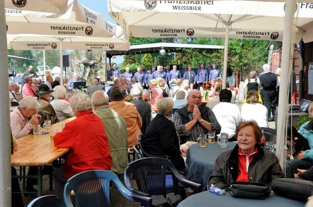 Was mag der Senior wohl denken? Bittet er um weiterhin gutes Wetter?