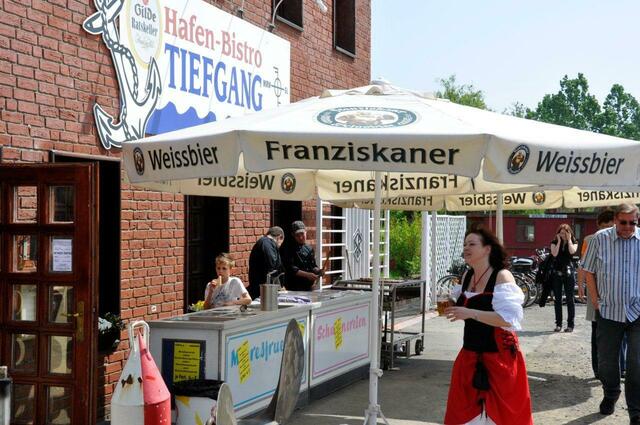 Für wen ist das kühle Blonde, von der Brünetten wohl?