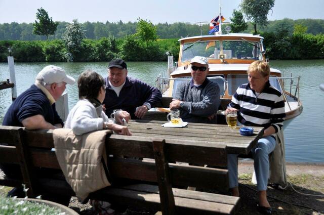 im Plausch vor dem Lohnder 'Stich'-Kanal