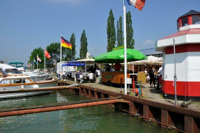 ... für das lebliche Wohl ist auch gesorgt, am Hafen.