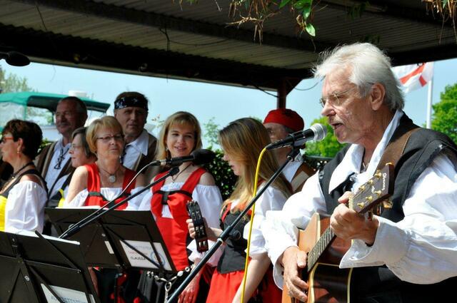 ... und die Begleitung an der Gitarre, mit kräftiger Stimme