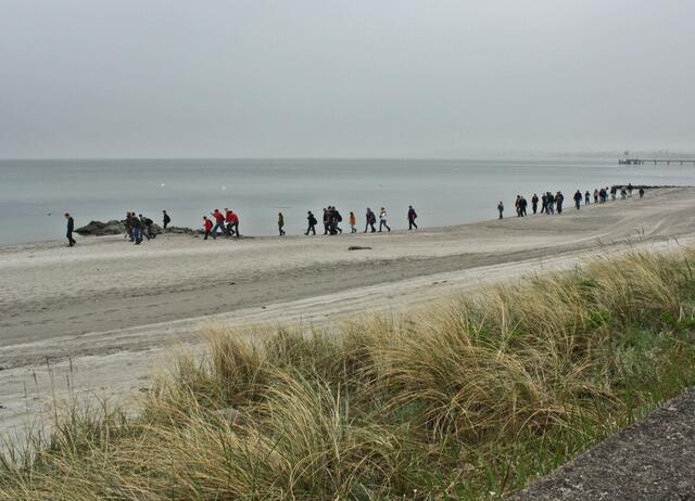 Fußmarsch am Strand zum Hansa Park