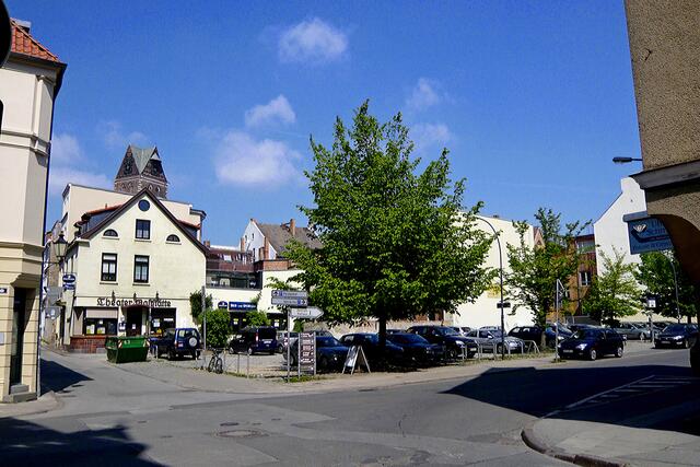 Parkplatz an der Mecklenburger Straße, Hintergrund: Theatergaststätte