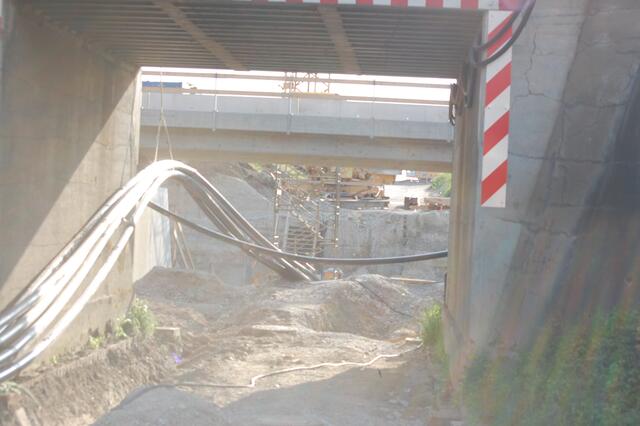 Hinter der alten Brücke wartet bereits die neue Brücke