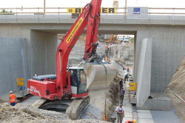 Die neue Brücken wird auf Schienen eingeschoben