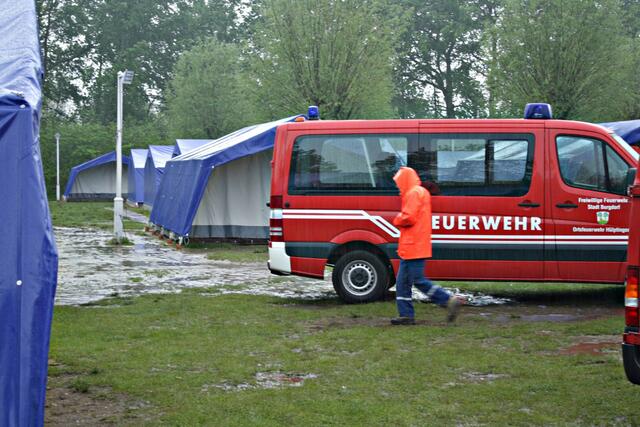 Einpacken im Dauerregen