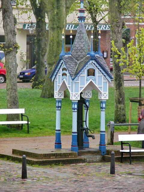 Der Brunnen kommt in einem anderen Beitrag noch zu seinen Ehren
