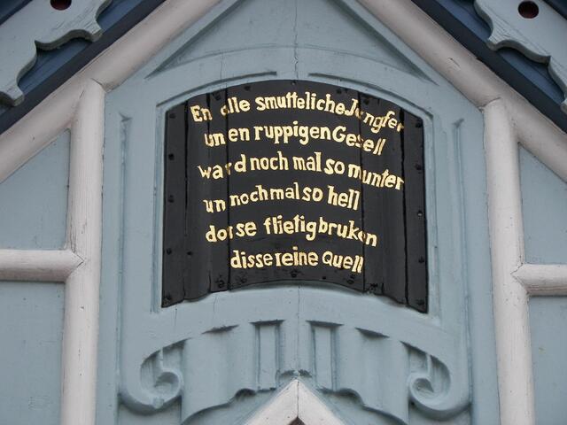 En olle smutteliche Jungfer un en ruppigen Gesell ward noch mal so munter un nochmal so hell dor se flietig bruken disse reine Quell
