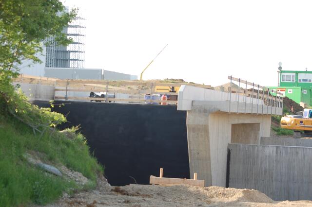 Die breitere neue Brücke