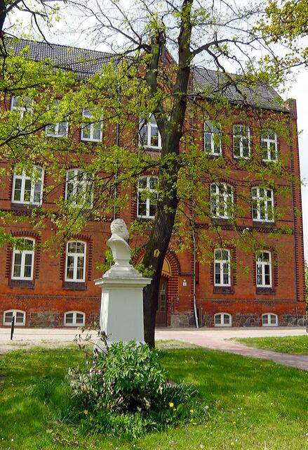 Reuterdenkmal vor der Reuterschule