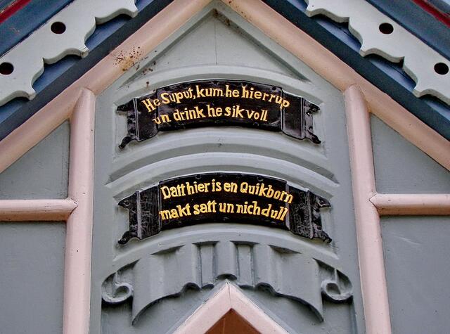 He Suput, kum he hier rup und drink he sik voll Datt hier is en Quikborn makt satt und nich dull