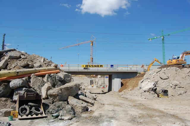 Gut zu erkennen: die Breite der neuen Brücke