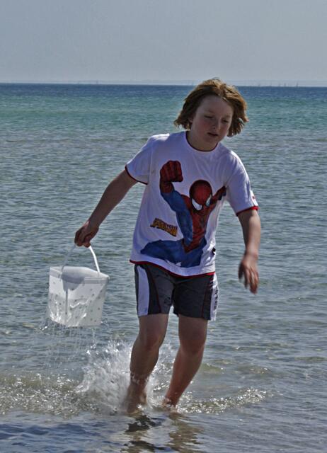 Und schnell das Wasser an den Strand bevor der Eimer leer ist.