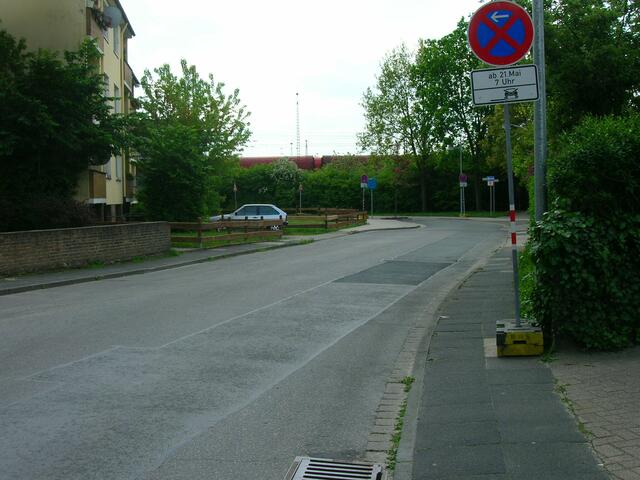 ... warum hier in der Einbahnstraße (Breite von 3 Fahrspuren) überhaupt Parkverbot? ...