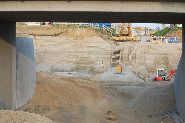 Hinter der neuen Brücke ist das Ausmaß der Erdarbeiten gut zu erkennen