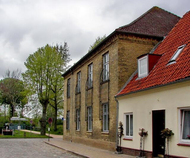 Die ursprünglich großen Fenster werden als Vorblendung angedeutet