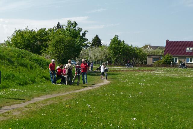 Wandergruppe in der Nähe der Wallanlagen