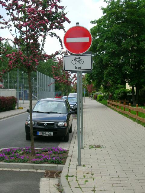 ... und die Beschilderung für die Radfahrer. Zum Abschuß freigegeben?