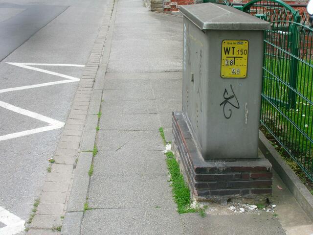 So sieht der sichere Fußweg aus (1 Gehwegplatte = 50 cm, aber wer hat denn heute noch einen Kinderwagen oder Rollator?)...