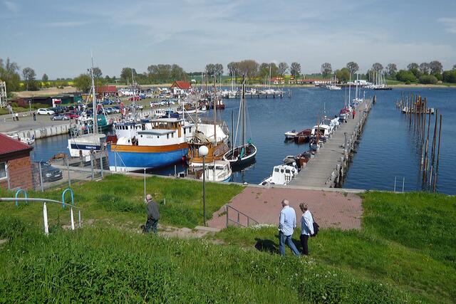 Von den Wallanlagen ein Überblick: Steg (rechts) für Gastanlieger, dann der Fischereihafen, dahinter die Steganlage des Segelclubs, am Horizont die Marina Niendorf