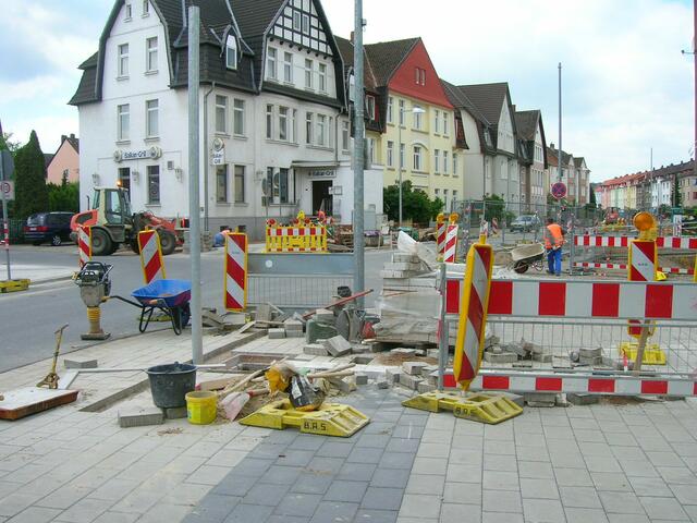 Gelungene Wegführung für Fuß- und Radfahrer in der vielbefahrene Umleitungsstrecke. Dank fehlender Hinweisschilder können Autofahrer kostenlos prima Reaktionstests durchführen. Für Schüler wird der Schulweg zum Abenteuer.